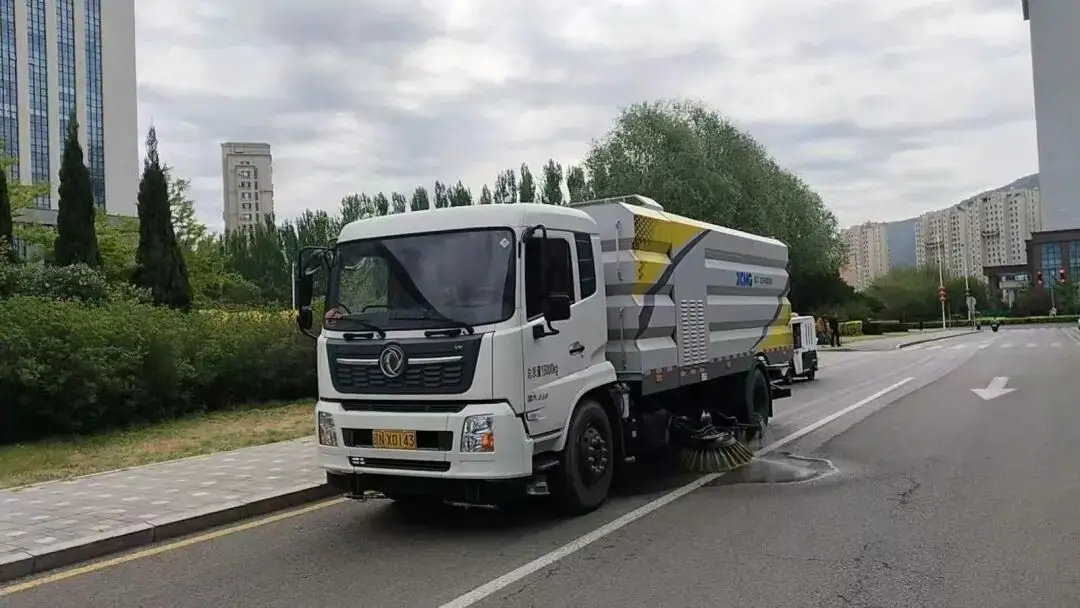 朝阳环境集团道路机扫分公司—— “五一”我在岗，坚守环卫一线，护航城市洁净