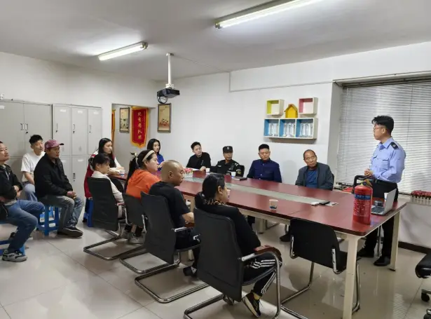 秦都区渭滨街道永昌路社区开展“筑牢安全防线 守护营商环境”消防安全知识培训