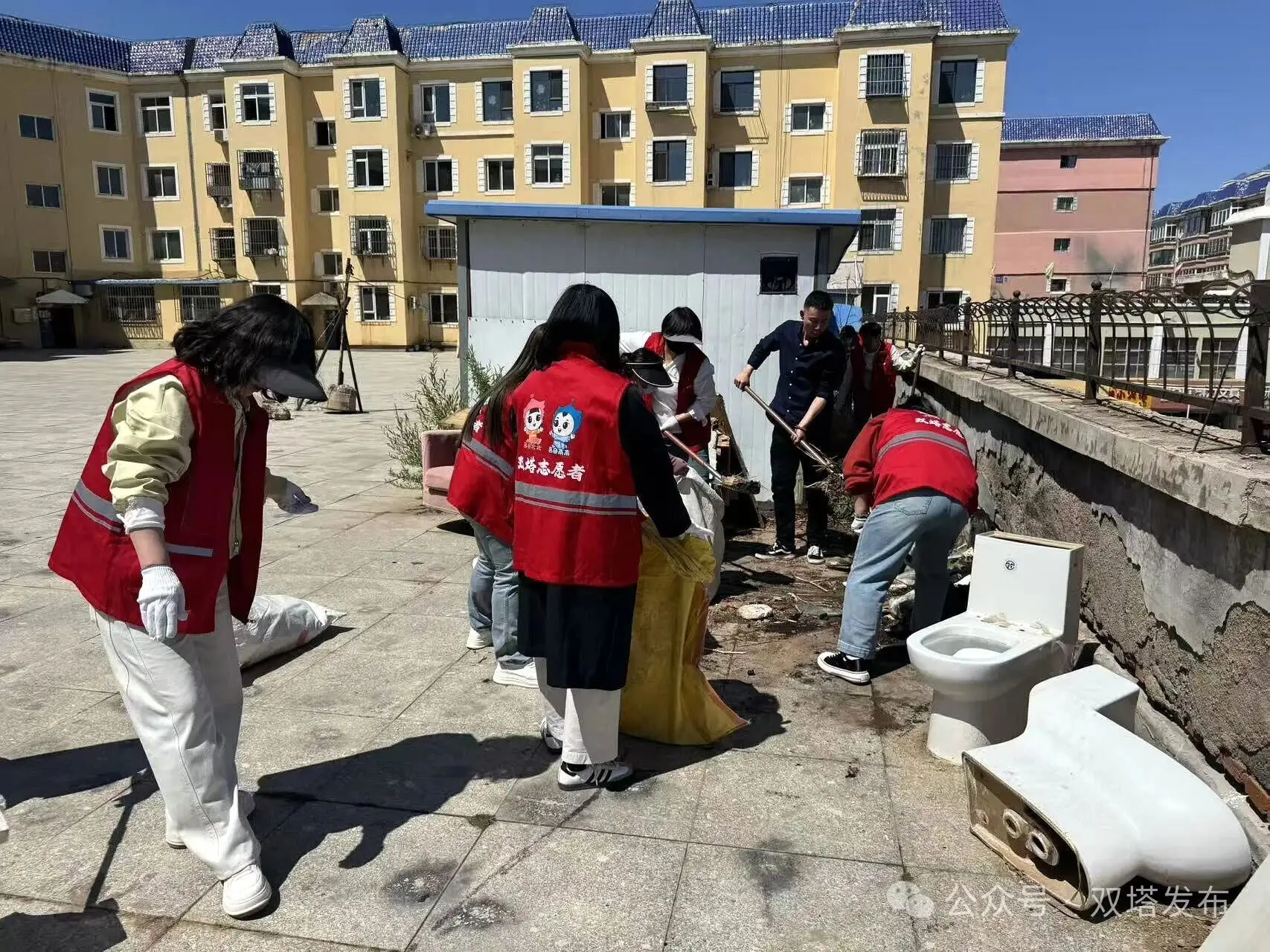 共筑文明城 双塔在行动 | 双塔区前进街道前进社区：共建清洁家园 传递劳动之美