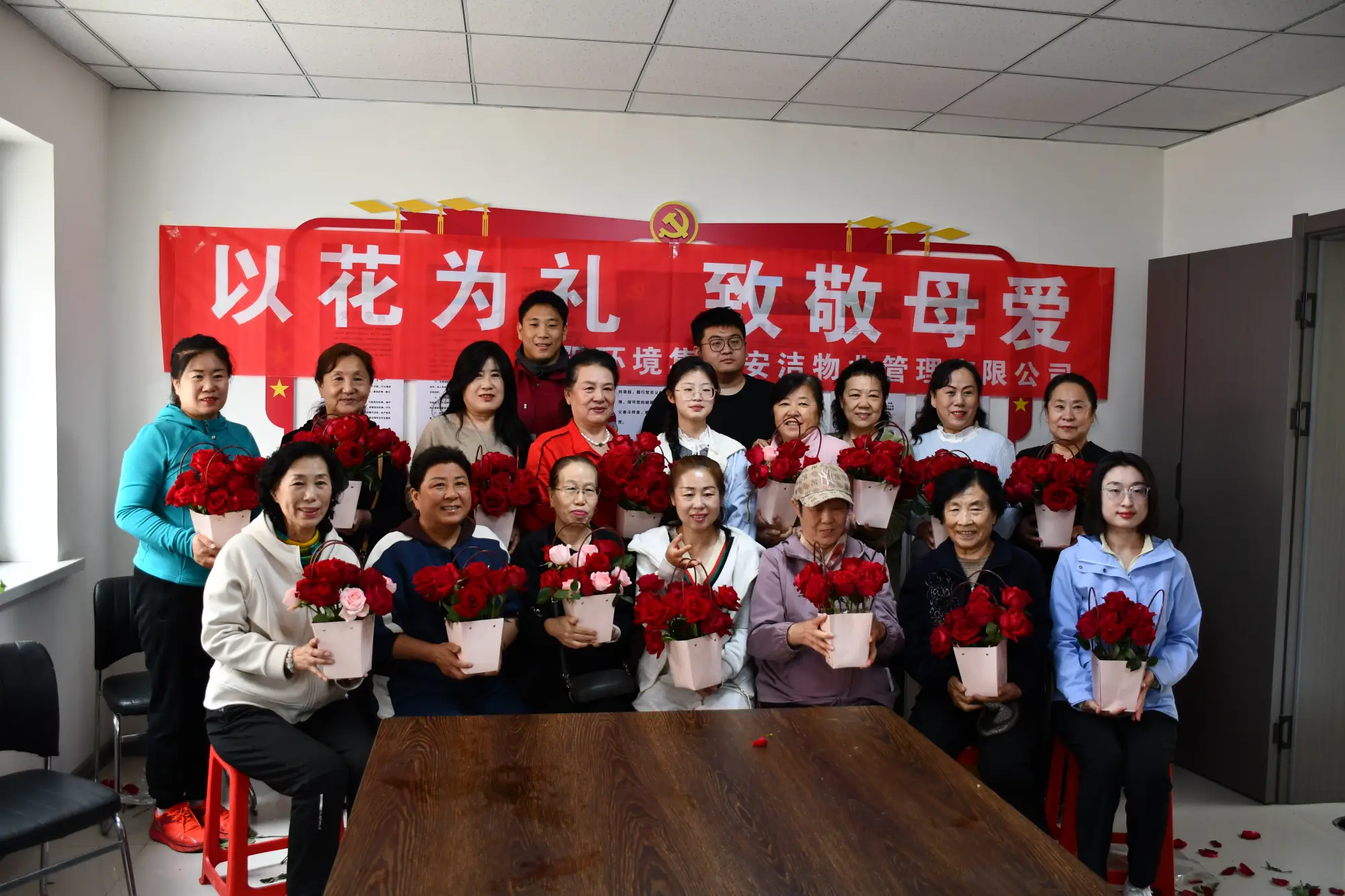 以花为礼 致敬母爱——朝阳环境集团安洁物业举办母亲节主题插花活动