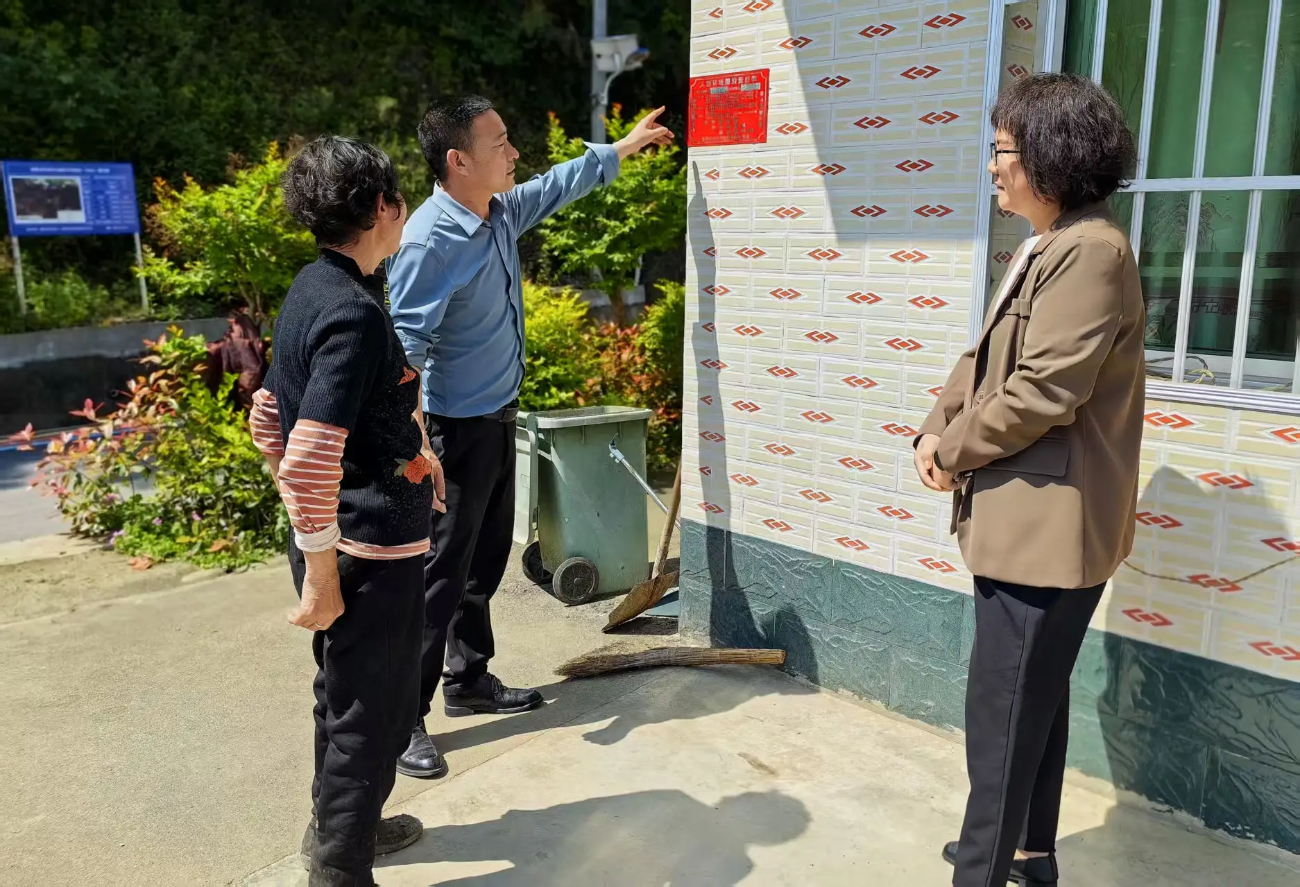 挂牌亮责明底线 精管细治焕新颜 ——建民街道月河新村集中开展人居环境整治亮牌责任制