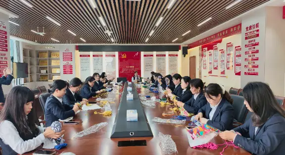 艾香绕指尖 暖意润心田 ——洋县联社开展母亲节手工制作活动