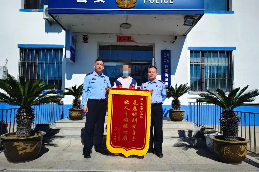 辽宁朝阳：黑夜骑行意外摔倒路边 幸好遇见他们......