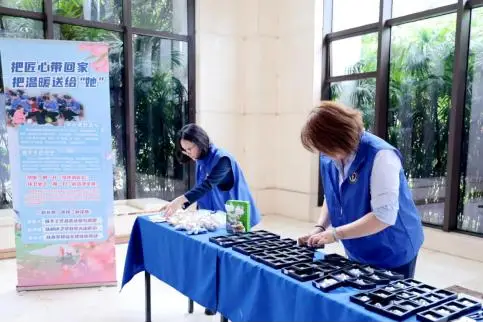 新华保险重庆分公司开展把匠心带回家把温暖送给她公益活动