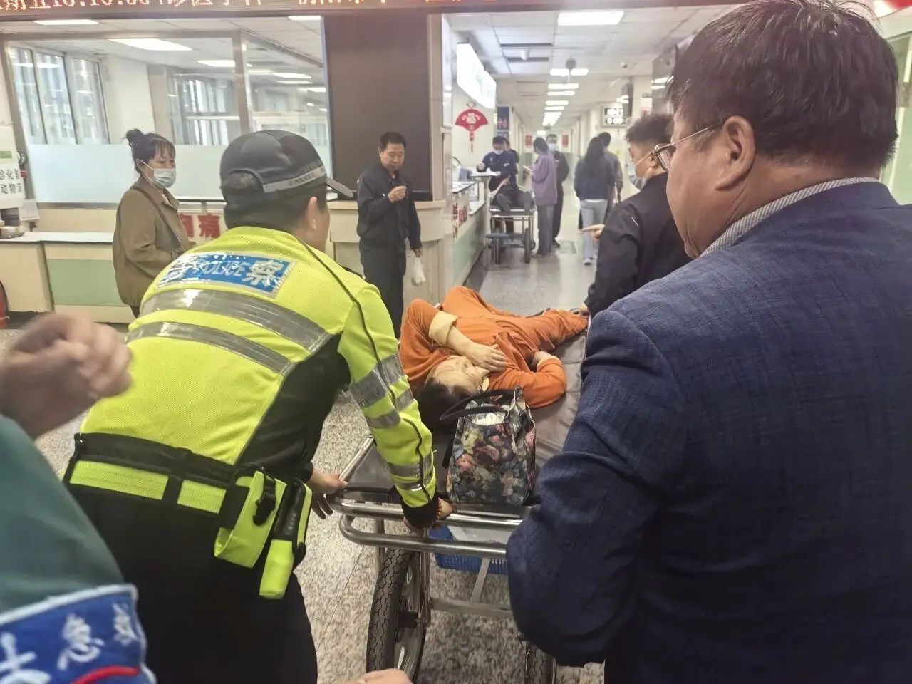 交警正能量 |晚高峰生命接力 朝阳交警紧急救助危重病人获锦旗