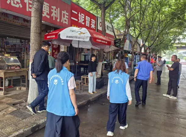 秦都区陈杨寨街道秦阳社区多方联动整治校园周边环境护航学生平安出行