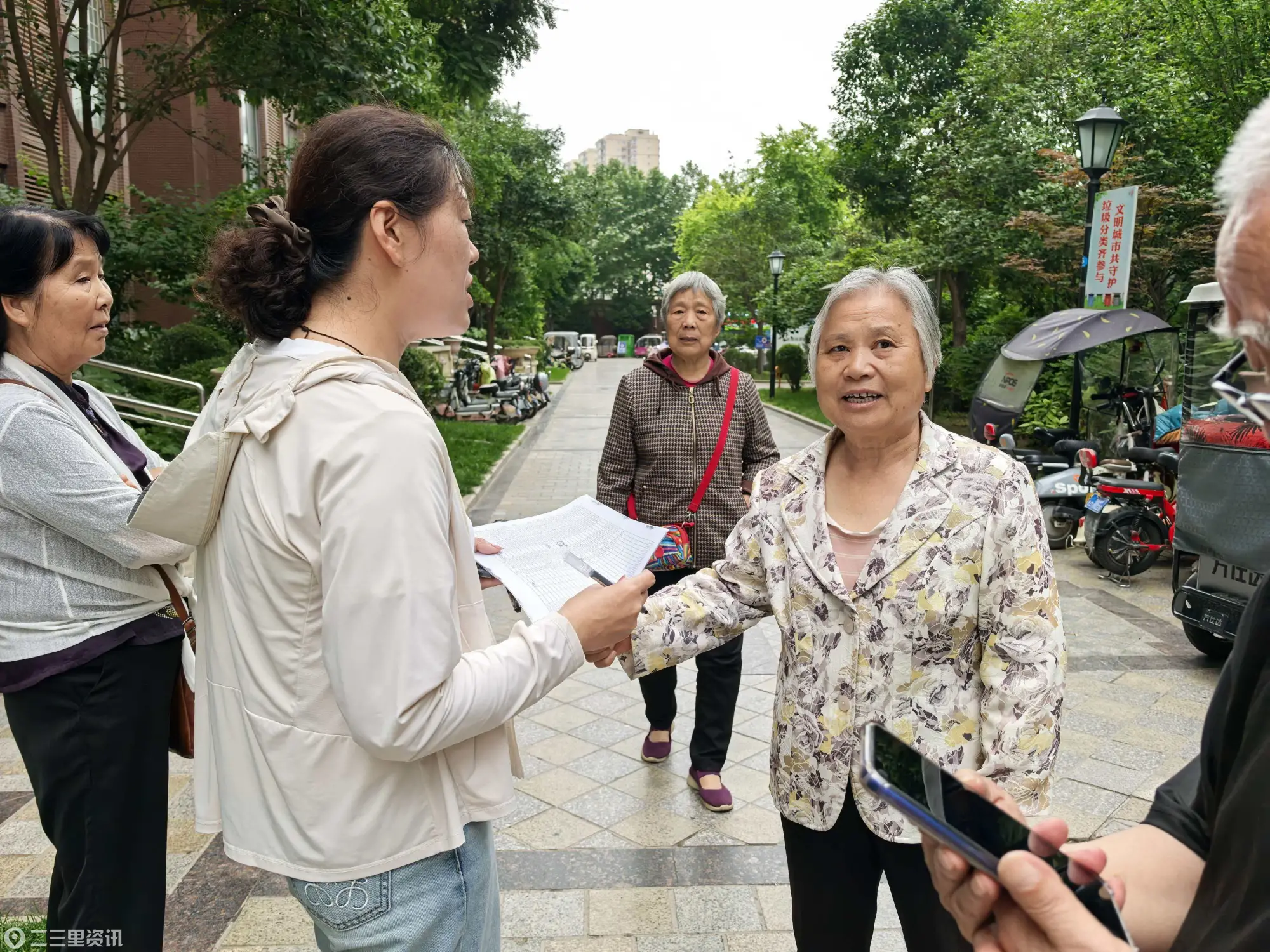 渭城区文汇路街道：严查飞线充电隐患 筑牢社区安全防线