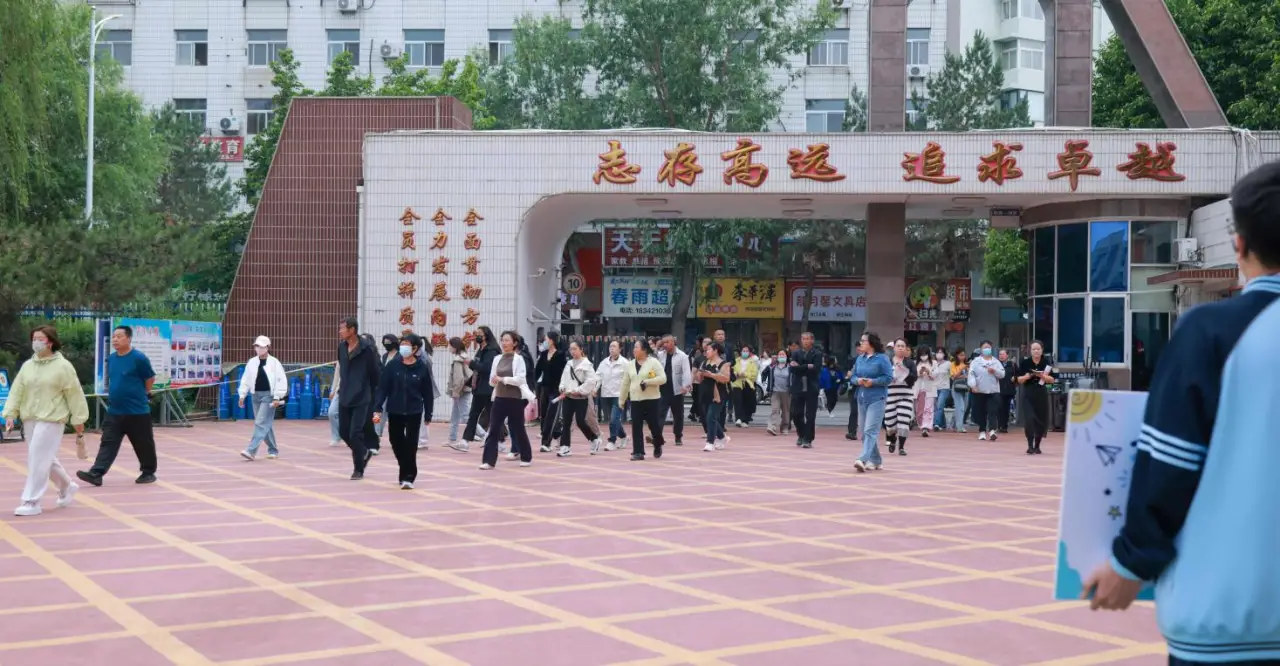 朝阳二高 风有信，爱同行，向新程