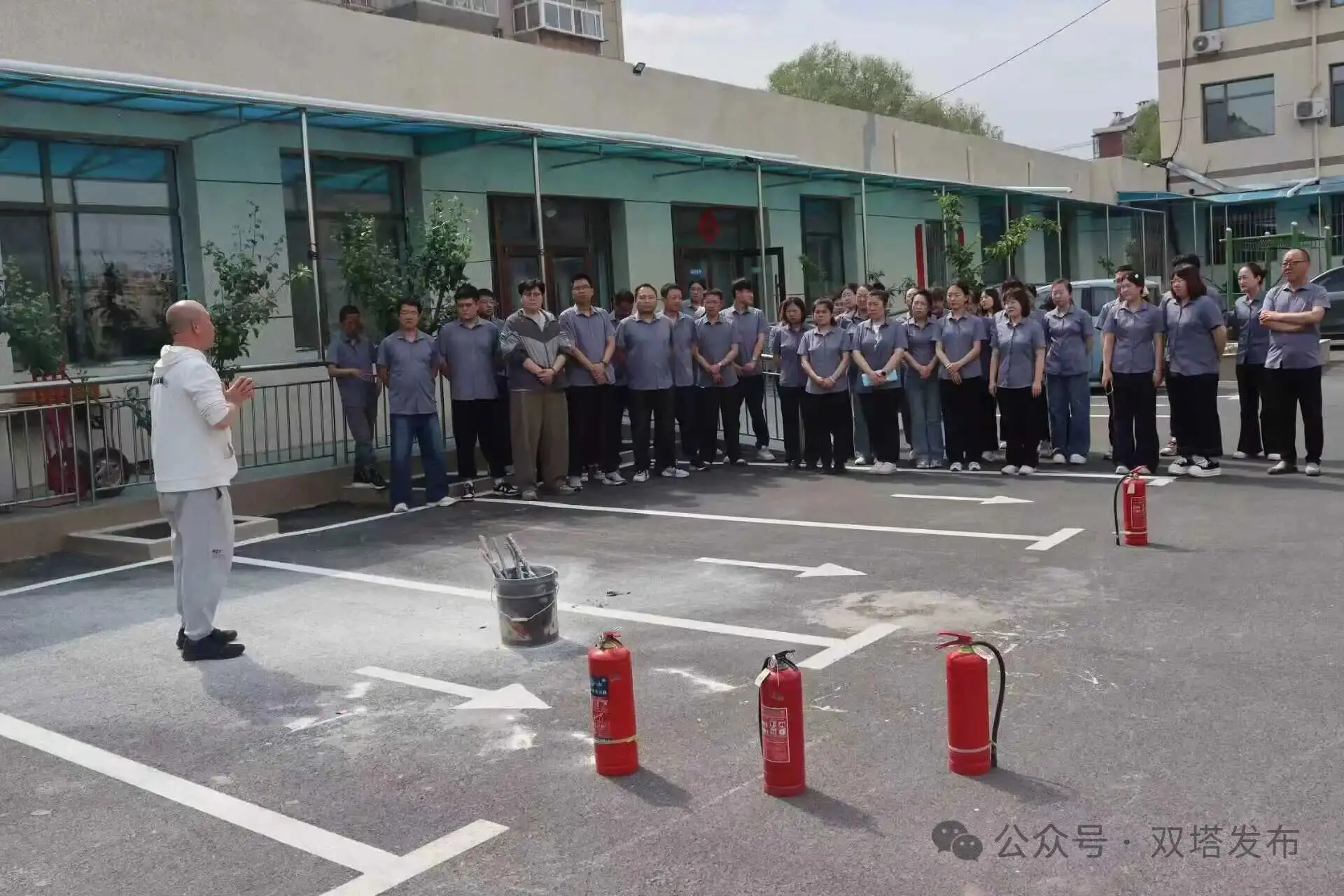 实战演练进企业 社企联动护平安 双塔区红旗街道西梁社区开展消防应急演练