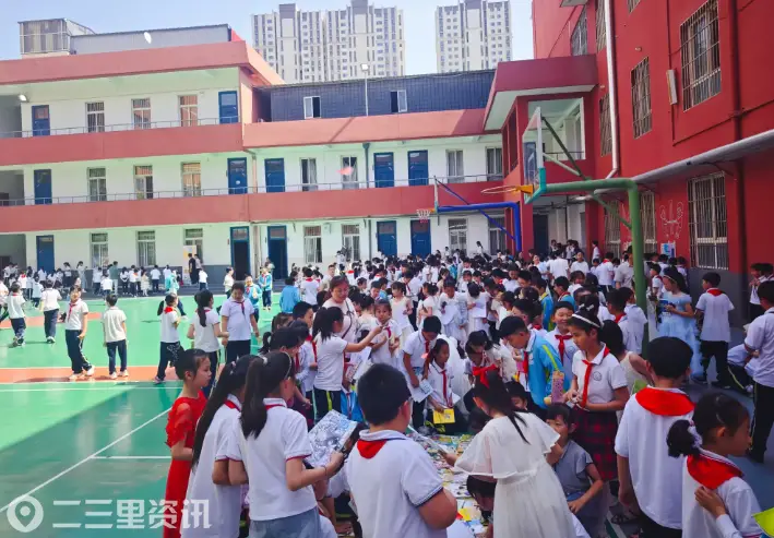 书籍循环传爱心  书香浸润伴童年  ——渭城区风轮小学开展书香跳蚤市场活动