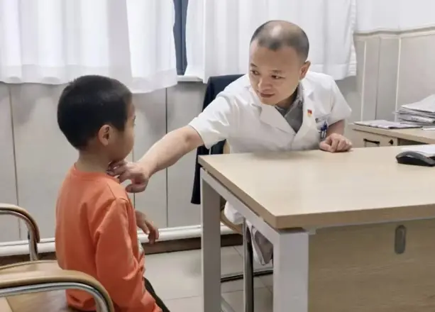 咸阳彩虹医院李育龙：执刀怀温柔，以仁心守护孩童成长