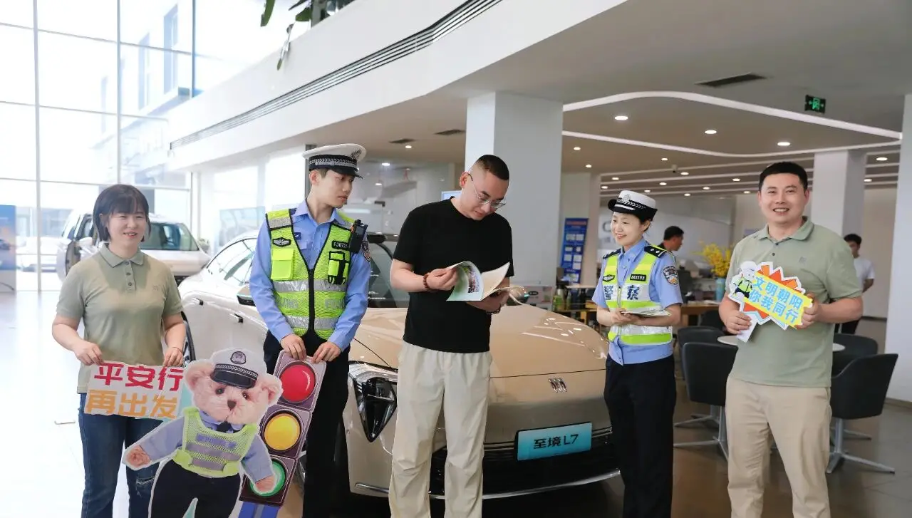 朝阳交警 新车上路，安全先行 喜提爱车第一课 交通安全必修课