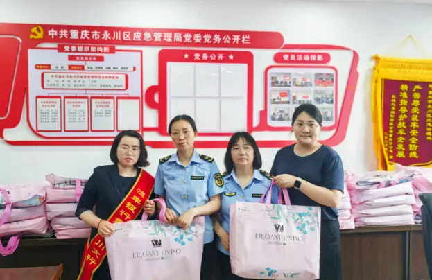 风雨同心 金融担当——恒丰银行重庆永川支行消保志愿小分队驰援防汛保障工作