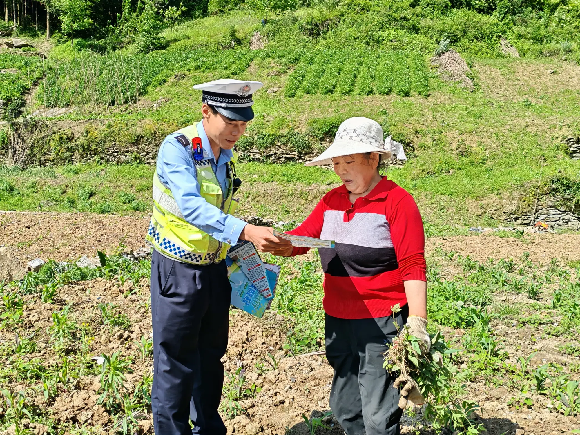平利公安：田间地头话安全 走村入户讲交规