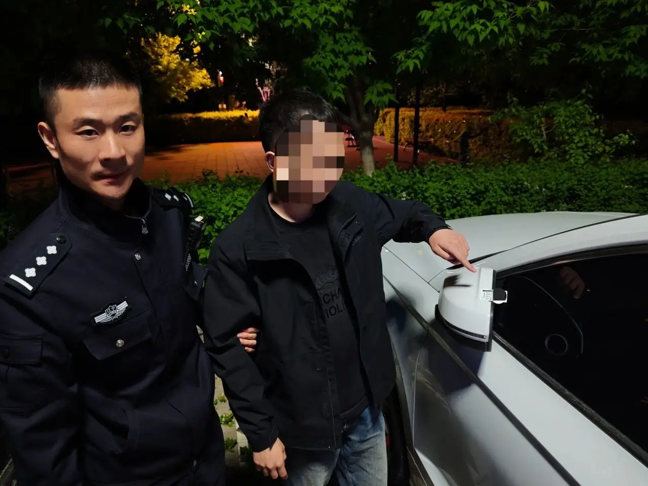 辽宁朝阳：张贴涉黄小广告  ，男子被抓获
