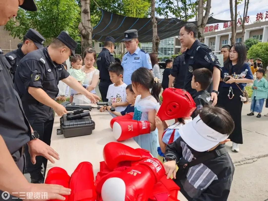 今天你们是“主角”  高新反恐特警“六一”警宝探班记