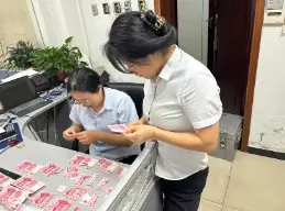12张百元钞票被孩子撕成碎片 勉县农商银行全额兑换