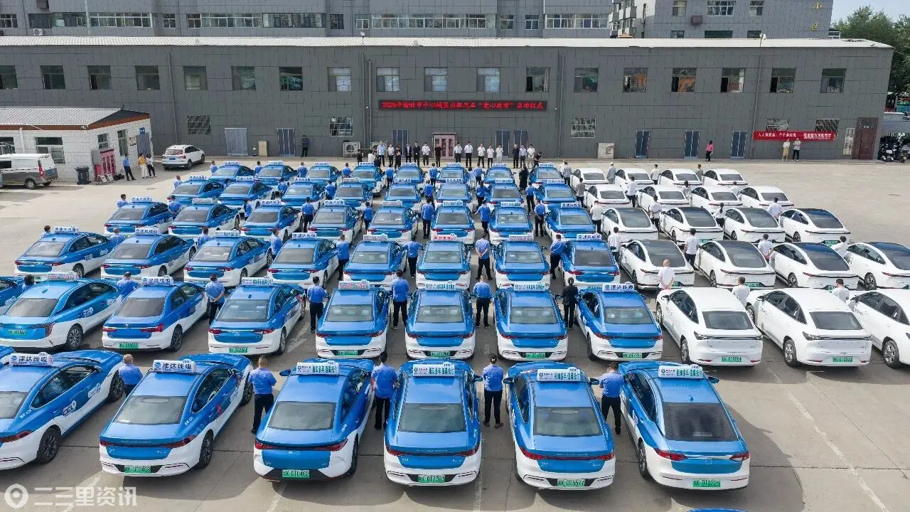 榆林市中心城区巡游出租车、网约车齐出动，为考生护航！