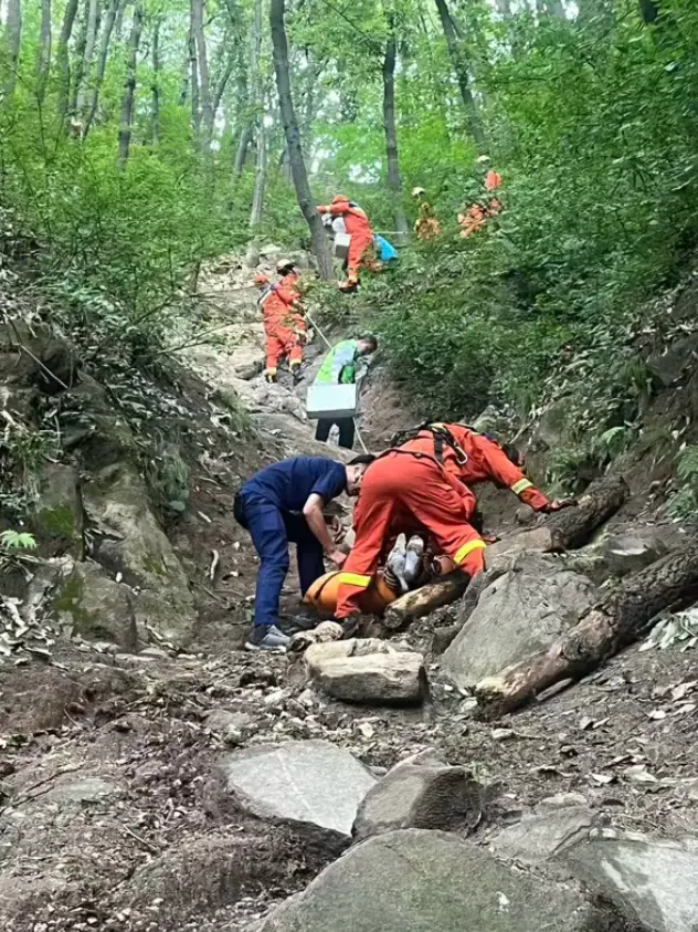 男子秦岭徒步遇险，医警联合开展山地生命救援