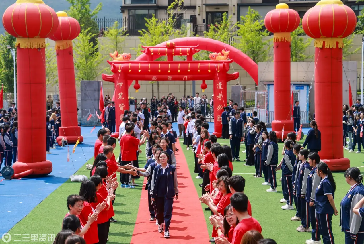 大连学校校长请全校高三考生吃必胜客 寓意“逢考必胜”