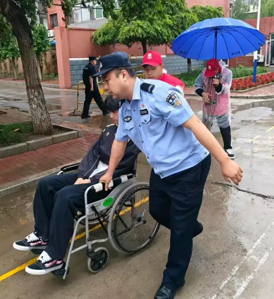 考场外的“神助攻”：助力考生赴考，全力护航青春梦