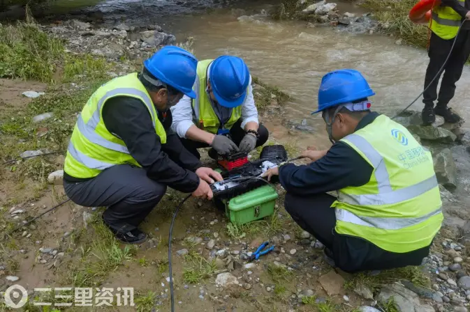 泥泞中蹚出“满格”信号 咸阳移动风雨中守护通信生命线