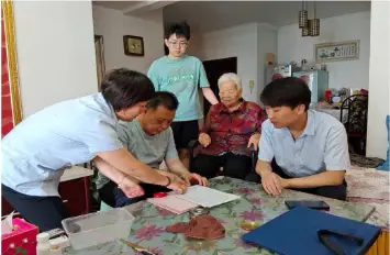 扶风县不动产登记中心联合县税务、住房保障中心为行动不便黄某某上门办理房产过户