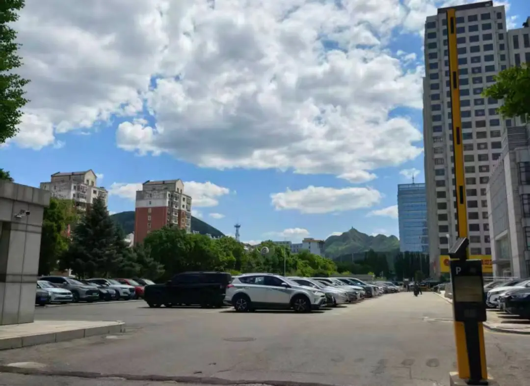 朝阳市直机关大院停车场，免费停