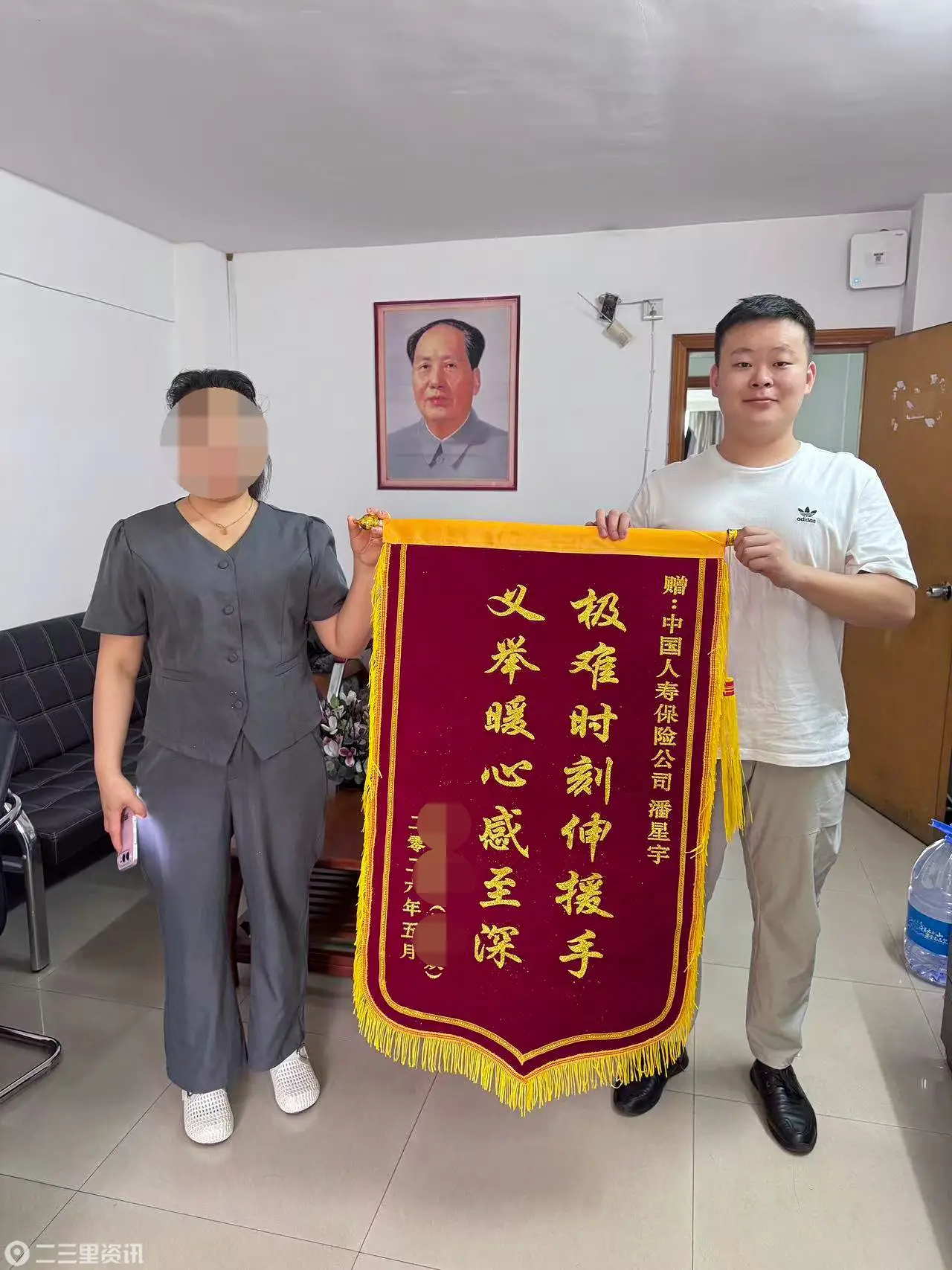 危急时刻伸援手！国寿员工跪地施救晕厥店主