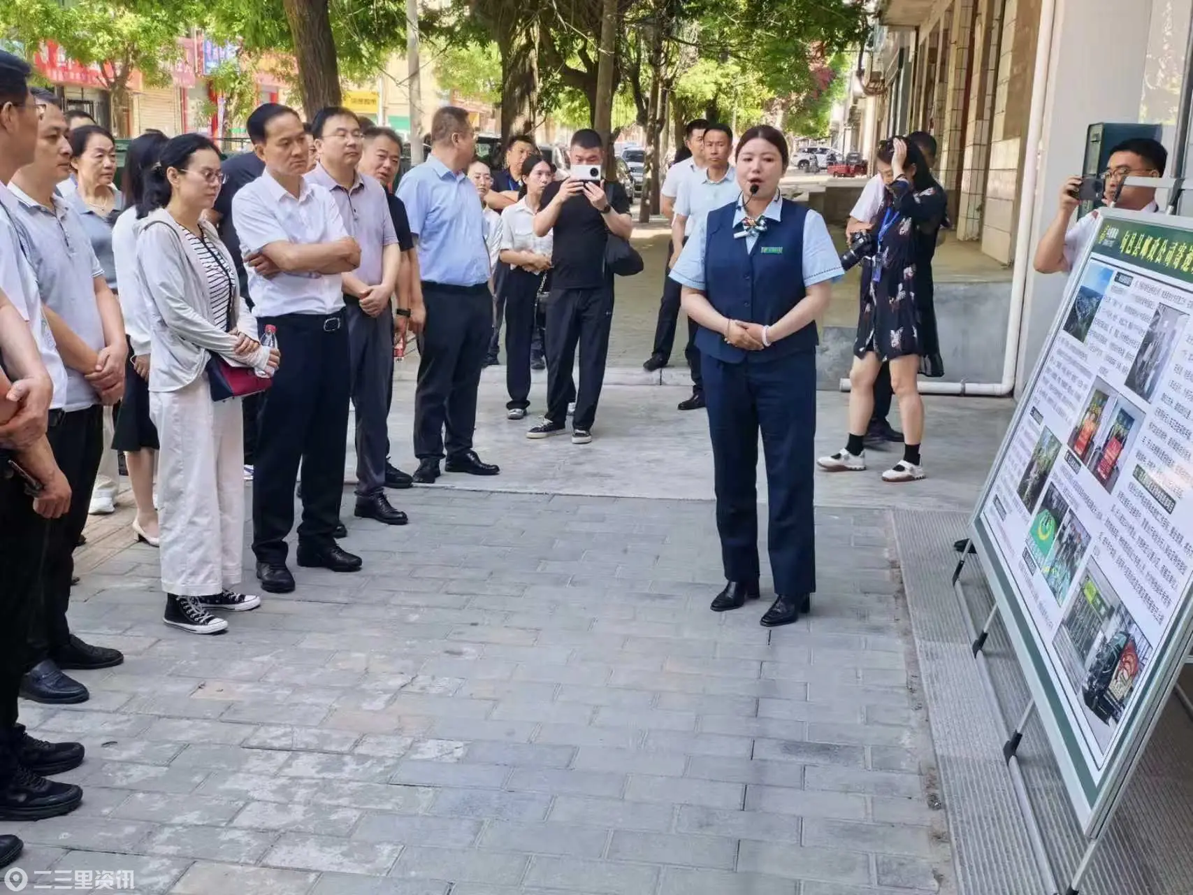 陕西省邮政业安全监管信息化培训期间全体学员观摩旬邑邮政无人车运行