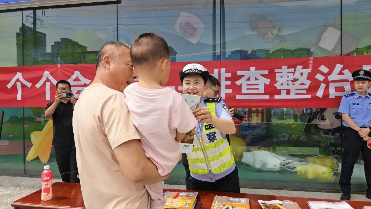 安全生产月｜朝阳交警开展“安全宣传咨询日”活动