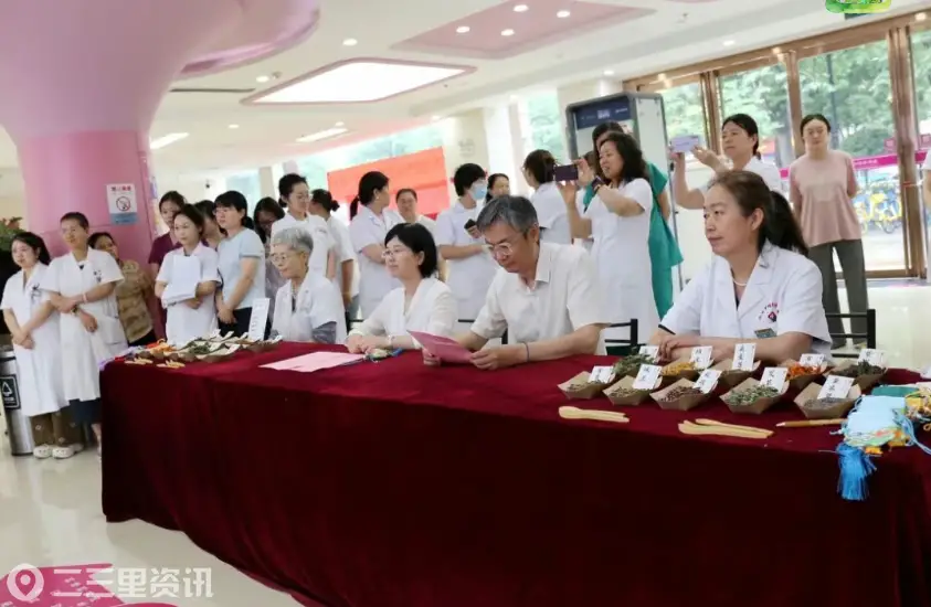 艾香萦袖迎端午，共话端阳护安康