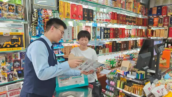 守护金融权益，数智温暖民生——中行安康城西支行走进水果店开展消保宣传