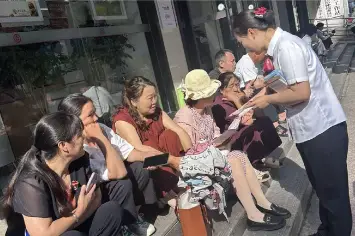 中行旬阳市支行开展“守护金融权益 数智温暖民生”宣传