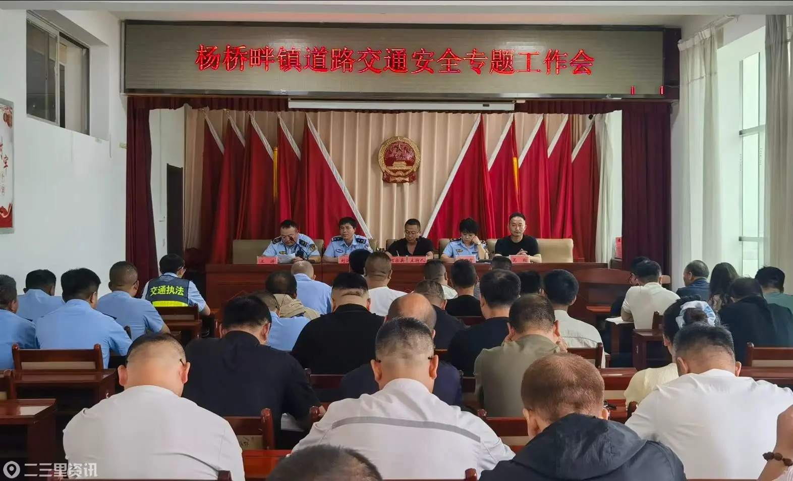 靖边县杨桥畔镇:织密道路安全防护网