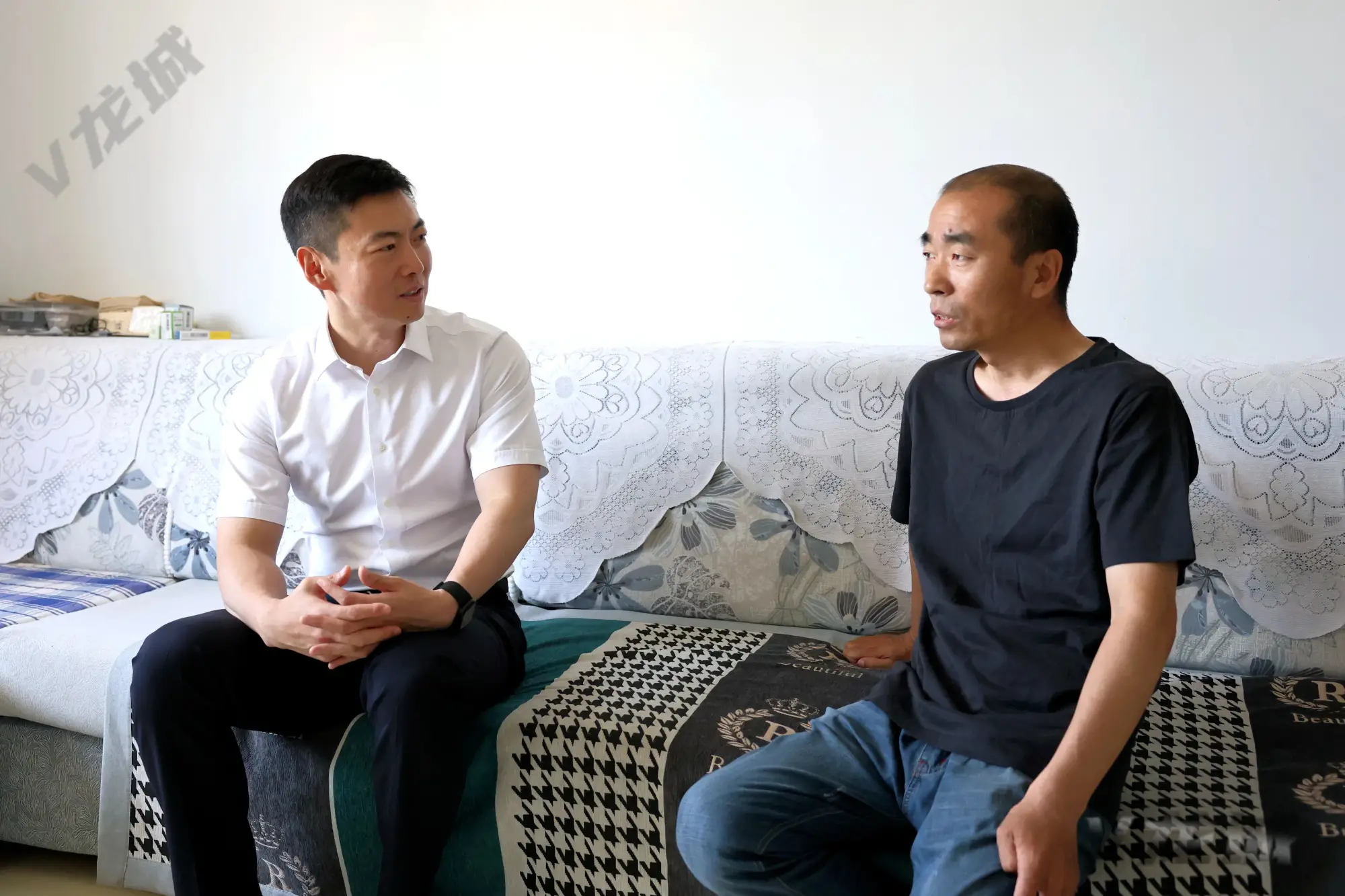 龙城区领导“七一”前夕走访慰问老党员和困难党员