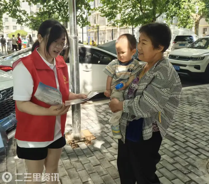 渭城区渭阳街道文科路社区开展便民服务活动