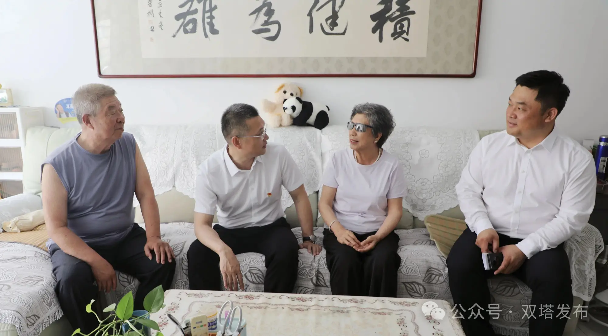 双塔区委书记高飞“七一”前夕走访慰问老党员和困难党员