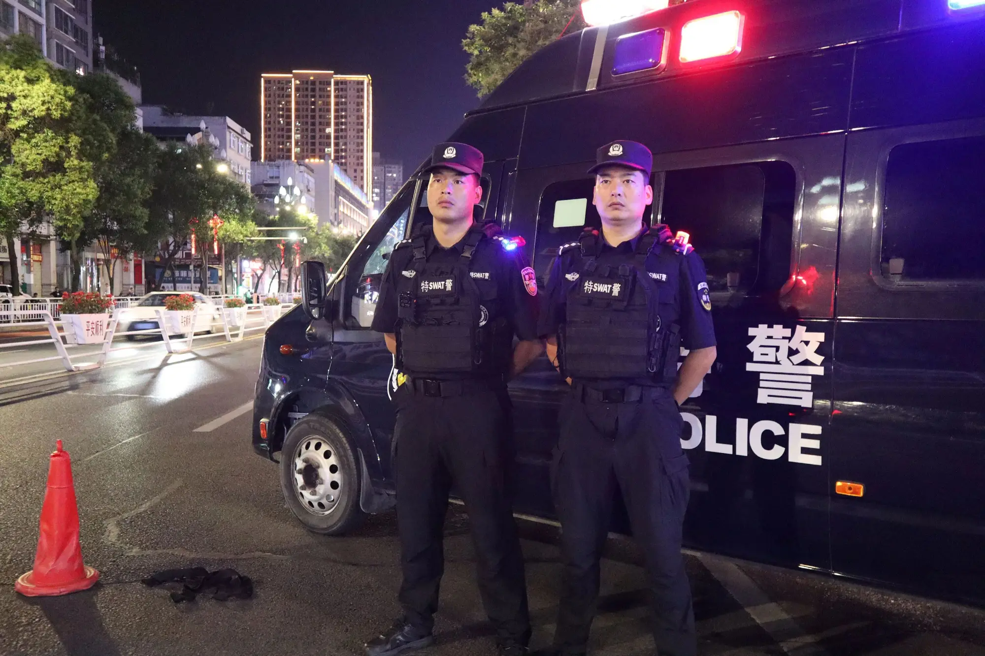 汉滨公安扎实开展夏季守护 · 平安有感暨夏夜治安巡查宣防清查整治第二次集中统一行动