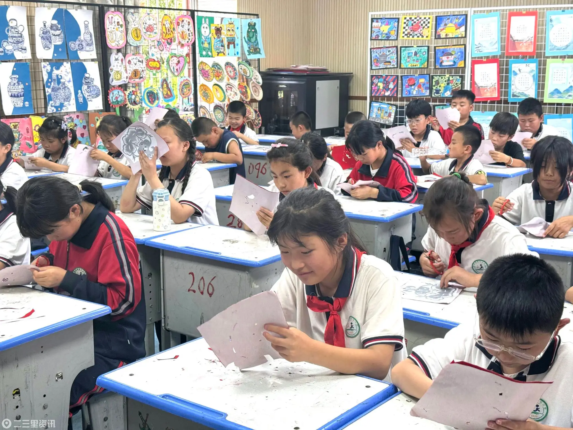 指尖承非遗 剪纸映红心——绥德崔家湾镇中心小学开展非遗剪纸进校园活动
