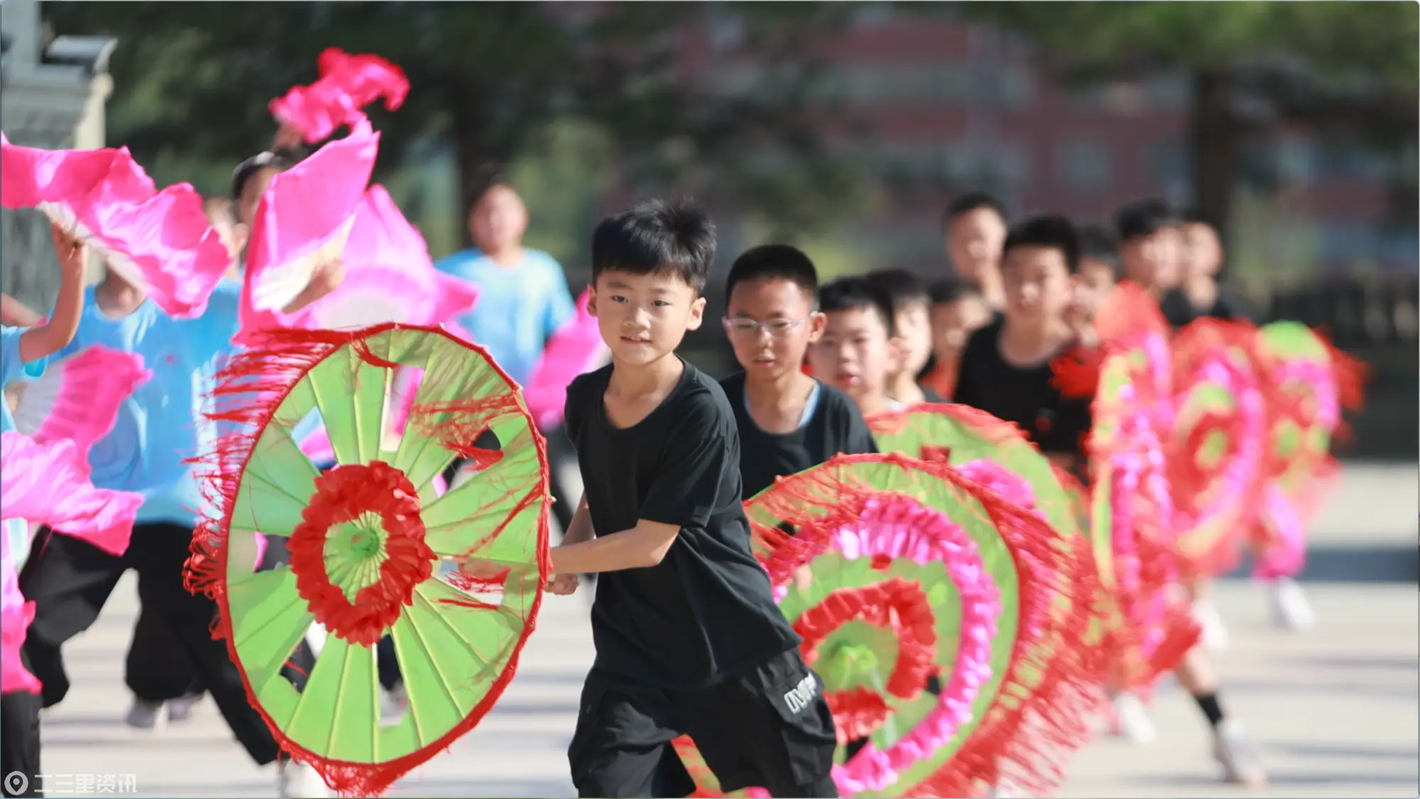绥德非遗少儿秧歌第四期培训圆满结业 200余名学员石牌楼前展非遗风采