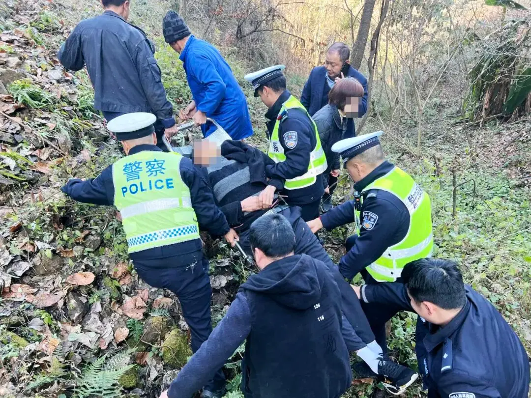 危难时刻显担当！汉滨公安紧急救援车祸被困群众获赠锦旗