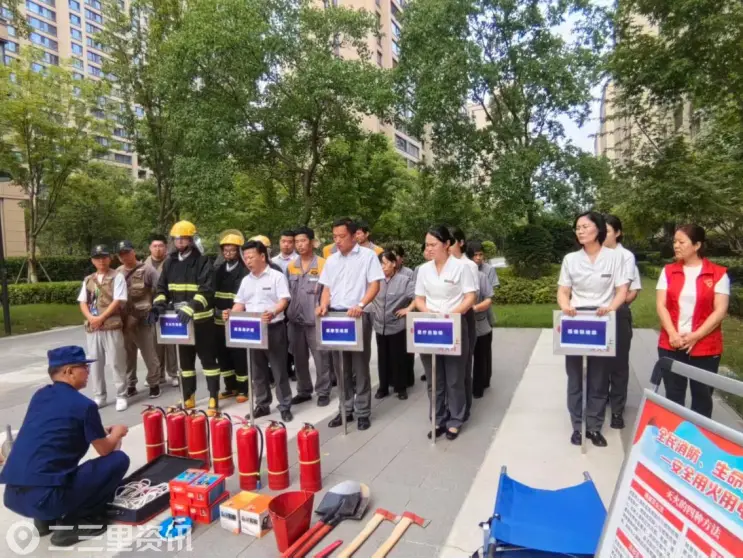 消防演练进小区 筑牢安全“防火墙” ---秦都区渭滨街道锦程社区开展应急消防演练