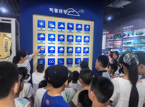探秘气象万千 解锁科学奥秘 —渭滨街道西环路社区开展暑期气象局科普社会实践 活动
