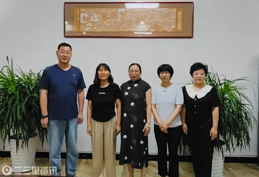 沈阳市电子技术学校：家长赠旗致谢师恩，家校同心共育桃李
