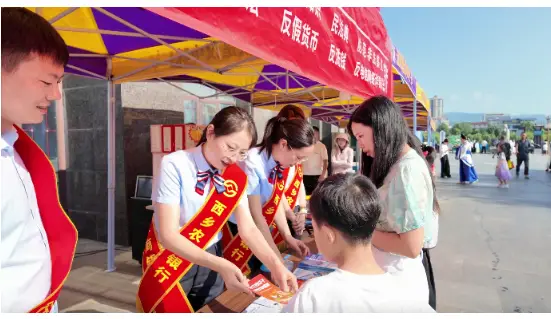 西乡农商银行红马甲服务队精准赋能提质效