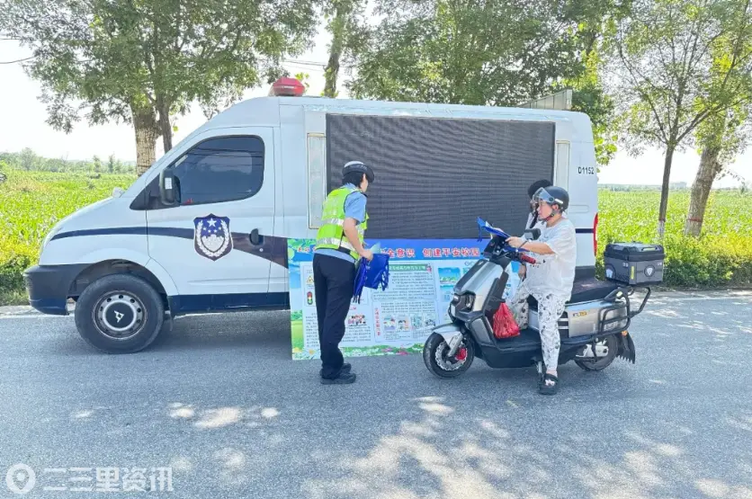 三原交警：盛夏村巷大喇叭开讲 田间地头交警唠交规