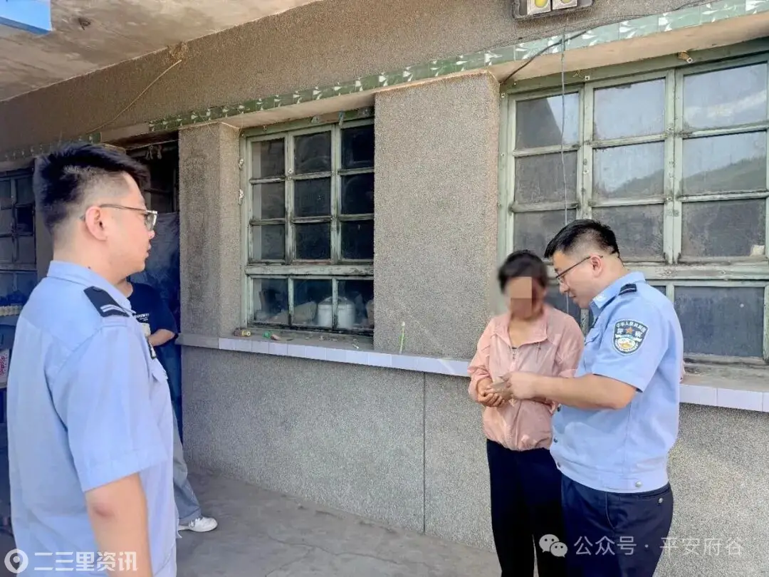 府谷新民派出所上门办证暖民心 把服务送到群众心坎上
