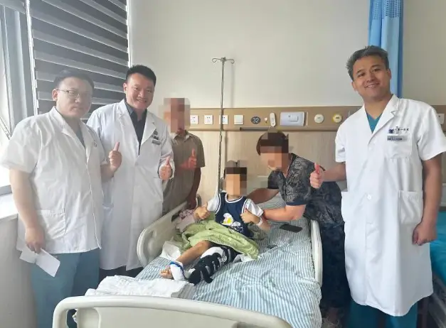 6岁娃玩滑板车遭货车碾压大腿，微创手术成功保住“成长力”