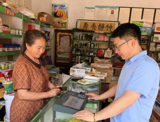 城固联社便民服务“送清凉” 助力群众安稳度夏